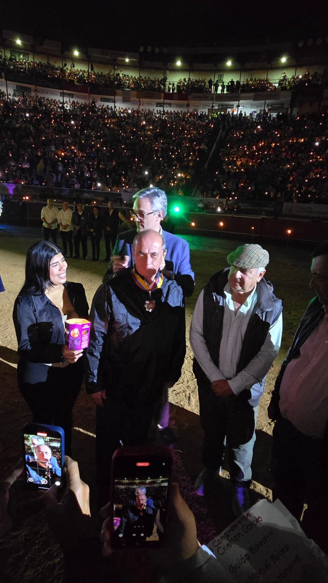 ANA ROGELIA MONSALVE (@anamonsalvea) on Twitter photo #SiHayToros/ En el marco de la 70ª edición de la Feria Taurina de Manizales, desde la <a href="/CamaraColombia/">Cámara de Representantes de Colombia</a> , tuvimos el honor de condecorar a Juan Carlos Gómez, presidente de <a href="/cormanizales/">Plaza de Toros de Manizales</a>, y a Darío Gómez, presidente de la Cruz Roja Caldas y director de su Junta Directiva.
Desde #SiHayToros/ En el marco de la 70ª edición de la Feria Taurina de Manizales, desde la <a href="/CamaraColombia/">Cámara de Representantes de Colombia</a> , tuvimos el honor de condecorar a Juan Carlos Gómez, presidente de <a href="/cormanizales/">Plaza de Toros de Manizales</a>, y a Darío Gómez, presidente de la Cruz Roja Caldas y director de su Junta Directiva.
Desde