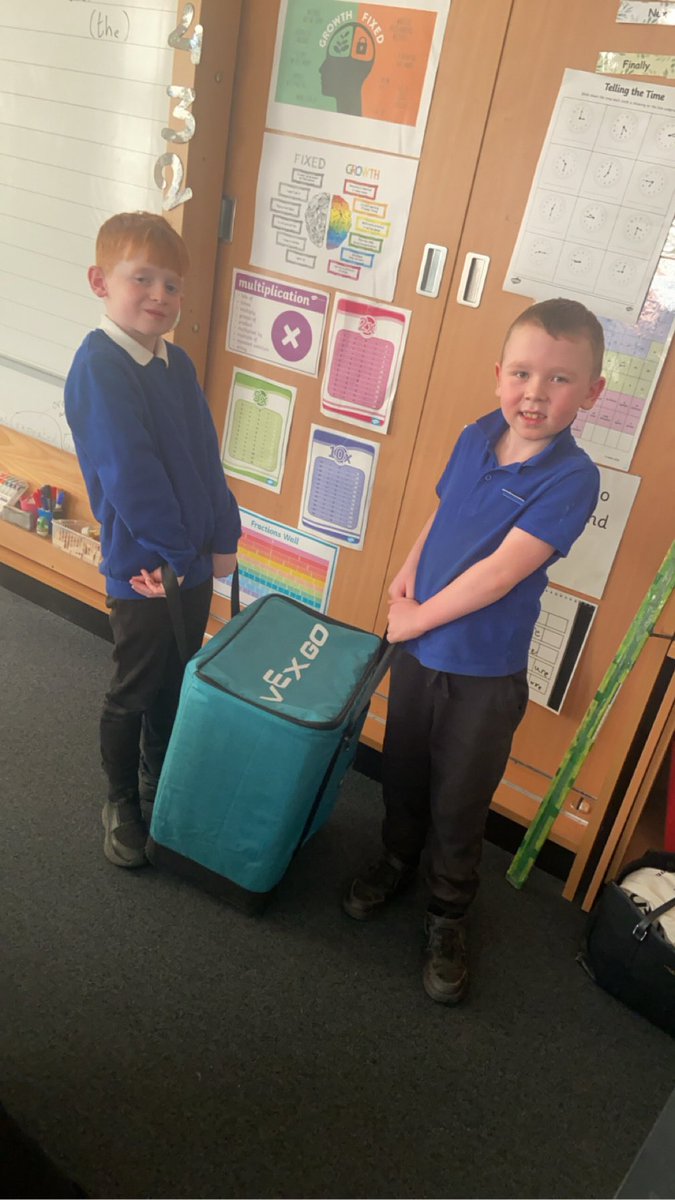 long_calderwood's tweet photo. STEM challenges in P4 this afternoon with our Engineering Team leading learning! #SSERC https://t.co/NkSbinlKbO