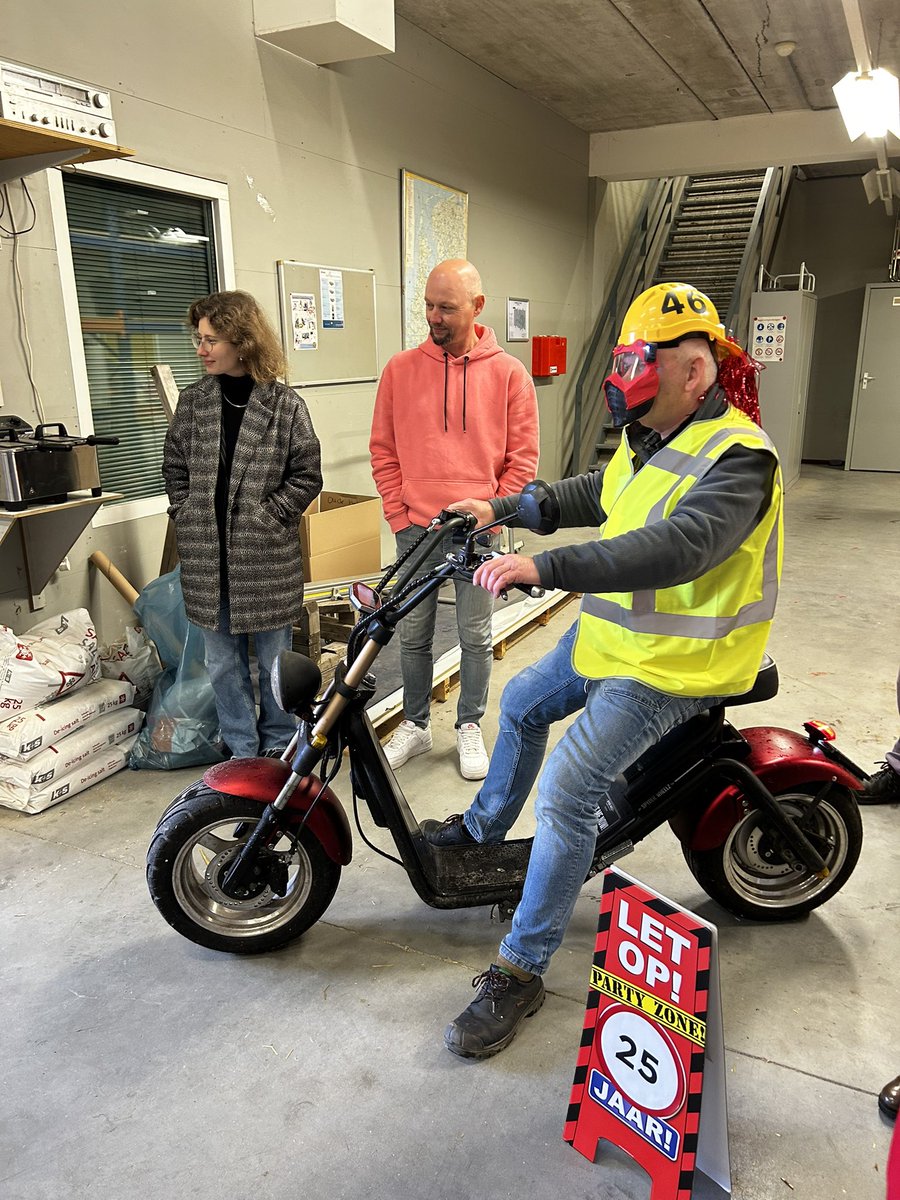 Mijlpalen worden goed gevierd bij <a href="/VanWijnenGroep/">Van Wijnen</a> 
Gefeliciteerd Ramon en <a href="/EvertvdHelm/">Evert </a> en bedankt voor de afgelopen 25 jaar!!!