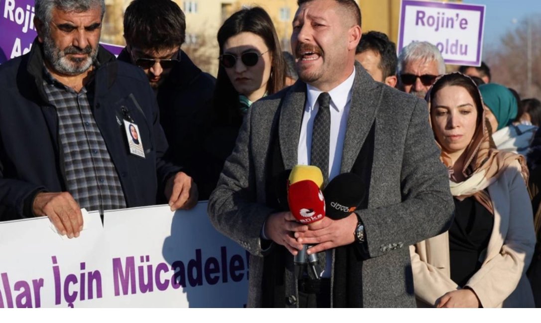 VanBaro's tweet photo. Adil ve şeffaf bir soruşturma için kısıtlılık kararı bir an önce kaldırılmalıdır. 

Van Barosu öncülüğünde, şüpheli ölümü halen aydınlatılmayan Rojin Kabaiş için Van Yüzüncü Yıl Üniversitesi (YYÜ) Kız Yurdu önünden Rojin’in kaybolduğu YYÜ sahiline yürüyüş düzenlendi.

Rojin’in kaybolduğu sahilde, gerçekleştirilen basın açıklamasını katılımcılar adına Av. Medine Turantaylak okudu.

Açıklamadan sonra söz alan Baro Başkanımız Av. Sinan Özaraz, ilk günden bu yana sürecin takipçisi olduklarını belirterek, “Buraya Rojin’in sesi olmaya geldik. Rojin burada şüpheli bir şekilde katledildi. Dosyada halen kısıtlılık kararı devam ediyor. Kısıtlılık kararı, hem ailenin dosyadaki delil durumunu öğrenmesinin önünde bir engel hem de ailenin avukatlarının etkili bir soruşturma yürütmesini engelliyor. Adil ve şeffaf bir soruşturma için kısıtlılık kararı bir an önce kaldırılmalıdır” dedi.

Daha sonra konuşma yapan Rojin Kabaiş’in babası Nizamettin Kabaiş, “Rojin için adalet, bütün kadınlar için adalet. Rojin’in katilini bir an önce bulun. En azından biz de biraz rahat uyuyalım” diye seslendi.

Yürüyüşe katılanlar;

•Van Emek ve Demokrasi Platformu
•Van Kadın Platformu
•Dem Parti
•Cumhuriyet Halk Partisi
•Van Barosu
•Van ÖHD Şubesi
•Star Kadın Derneği
•Van Kesk Kadın Meclisi
•Van Tabipler Odası
•Van İHD Şubesi
•İnsan Hakları ve Medya Derneği
•TJA
•TİHV
•Kamer
•Emek Gençliği
•Van Gölkent Taraftarları
•Nizamettin Kabaiş (Rojin Kabaiş’in babası)
•Çok sayıda üniversite öğrencisi