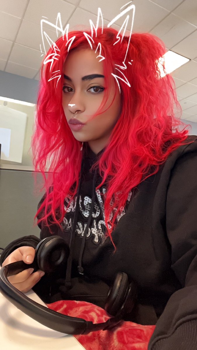CosmoKoda's tweet photo. my hair is real but my face is fake https://t.co/Ws5b5CgmWA