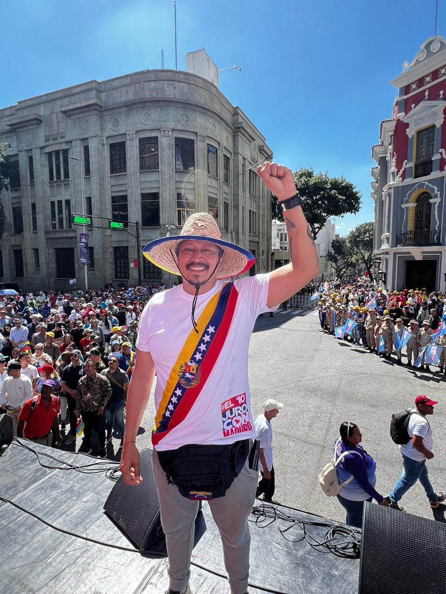 OliverRivasP's tweet image. Ante el asco que representa la mediática internacional y la falsa política, el Pueblo venezolano se alza nuevamente con la Victoria, una cachetada moral, monumental a esa praxis podrida. 

¡Juramentamos a @NicolasMaduro a pesar de los poderosos del mundo!