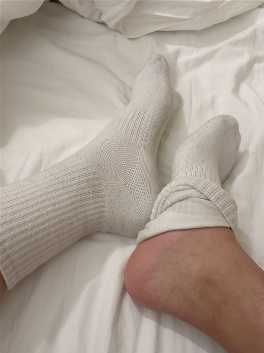 Zhuge0717's tweet photo. 给宝宝们发原味咯🧦
点赞评论转发抽一个同学送咯🥵
#暴露 #白袜 #骚0 #0m #男大 #男高 https://t.co/ZF0rJcI5Md