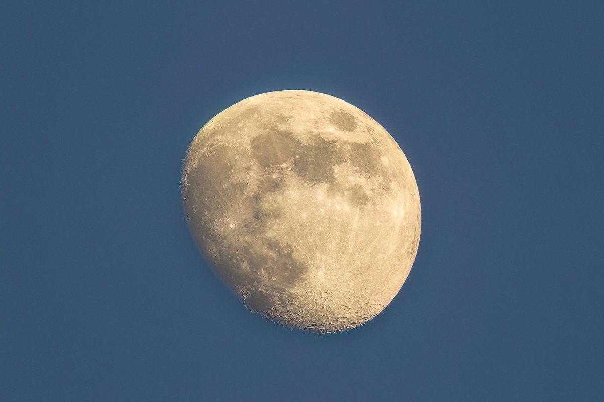 This evening's beautiful moon... 

I had -6.3C in the garden in the early hours of this morning. It'll be interesting to see if it gets that cold tonight.