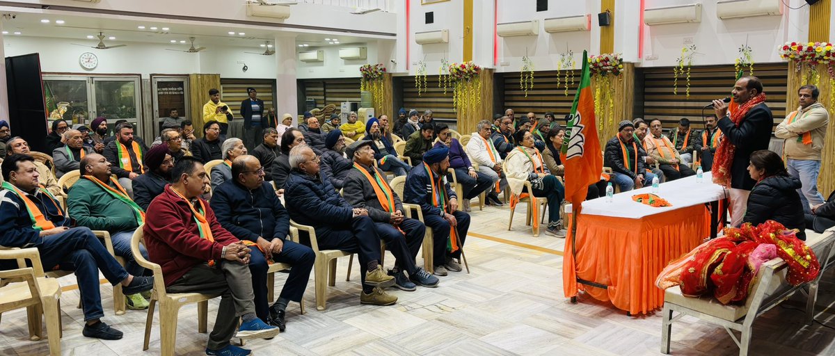 श्री लक्ष्मी नारायण मंदिर ई-ब्लॉक कालकाजी में मंदिर समिति एवं मार्केट एसोसिएशन के प्रबुद्ध लोगों के साथ संवाद करते हुए। इस फ़रेबी केजरीवाल ने पुजारियों को सम्मान देने का सगुफ़ा तो छोड़ दिया परंतु सोचने वाली बात तो ये है कि 10 साल आप-दा की ही सरकार थी तब क्यों नहीं दिया ? 10 साल