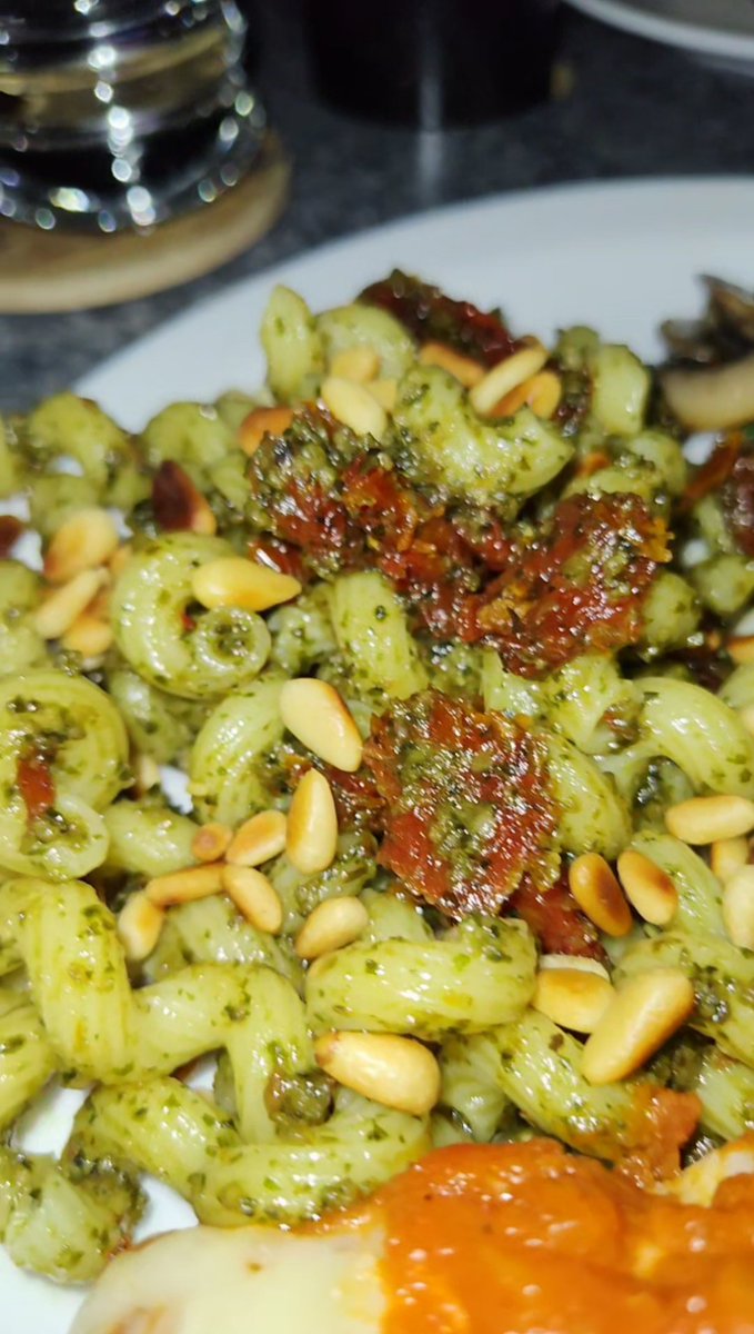 Autotrix24's tweet image. Last night's dinner at home.
My Halibut Parmesan Style, Rao's Arrabbiatta sauce, Italian cheeses.
Cavatappi Pasta with Pesto, Sun-dried tomatoes and toasted pine nuts.
Spinach with Mushrooms and Garlic.
#ChefSteve 👩🏻‍🍳💜✌🏻
Music and Food is Life!🤙🏻
open.spotify.com/track/6ovP55GG…