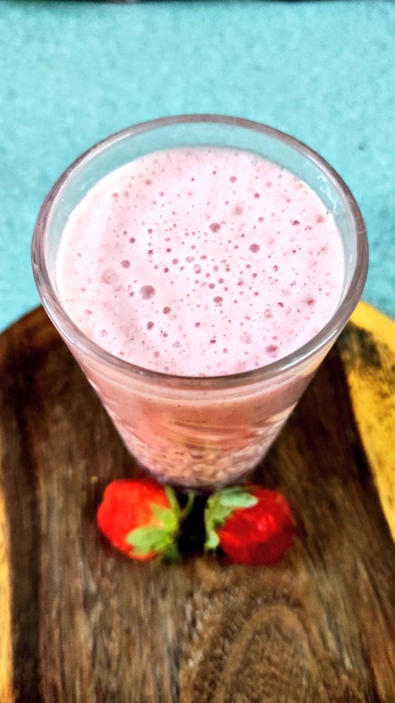 baNkster714's tweet image. First of the season! 😋🍓

Pure strawberry bliss! ❤

No filters! 

#ChefVibes #FridayNightKitchen #Foodie #Strawberry