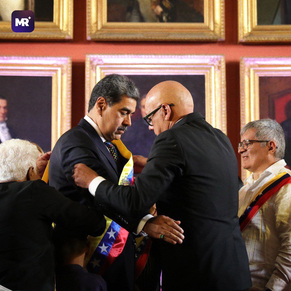 RManifiesto's tweet photo. 🇻🇪 ¡La Revolución sigue firme! En un emotivo acto cargado de compromiso patrio, el Presidente Nicolás Maduro recibió la banda presidencial, reafirmando su liderazgo al frente de la República Bolivariana de #Venezuela para el período 2025-2031. 🔥✊ https://t.co/squnRaPOE0
