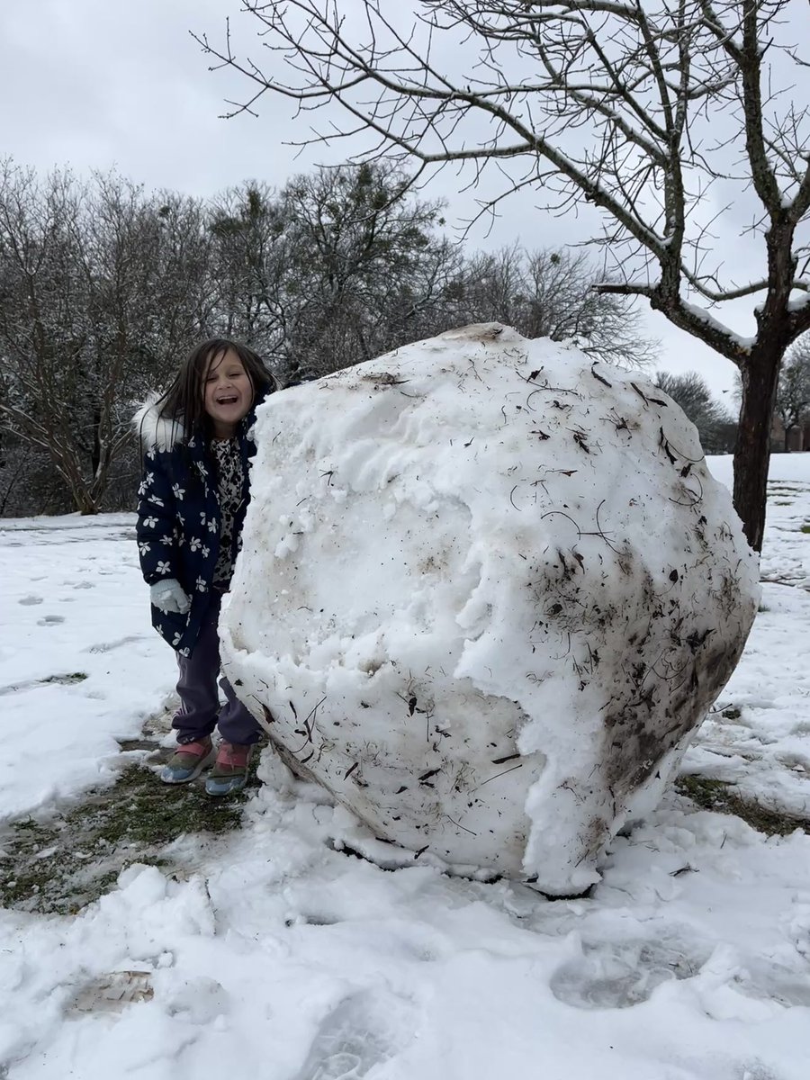 Snow Day 2 Fun: "Daddy, can you make a snowball as big as me??"
*Challenge Accepted*
#GirlDad #SnowDayDFW #CERoars
