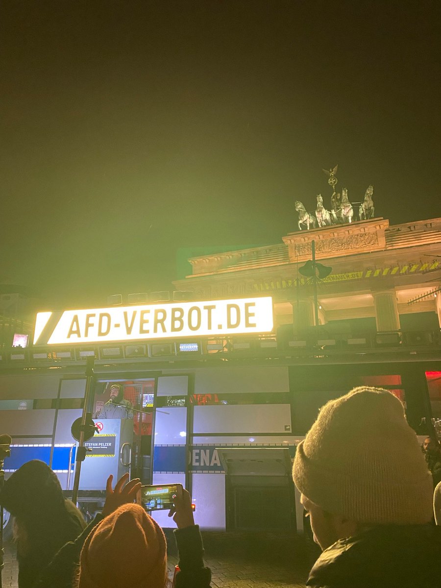 politicalbeauty's tweet image. Der Adenauer wurde soeben der Öffentlichkeit vorgestellt. Die Menschen sind begeistert! Heute Nacht startet er in seinen Regelbetrieb nach Riesa.