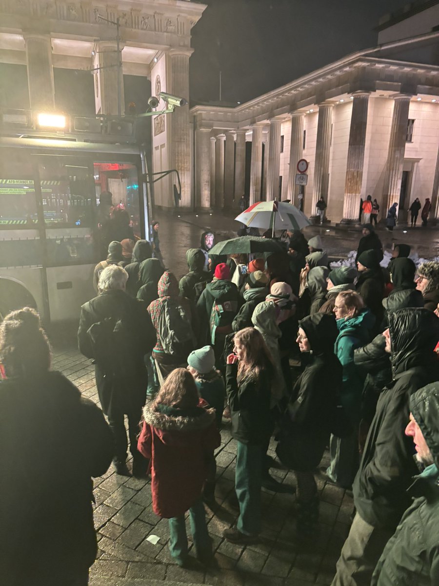 politicalbeauty's tweet image. Der Adenauer wurde soeben der Öffentlichkeit vorgestellt. Die Menschen sind begeistert! Heute Nacht startet er in seinen Regelbetrieb nach Riesa.