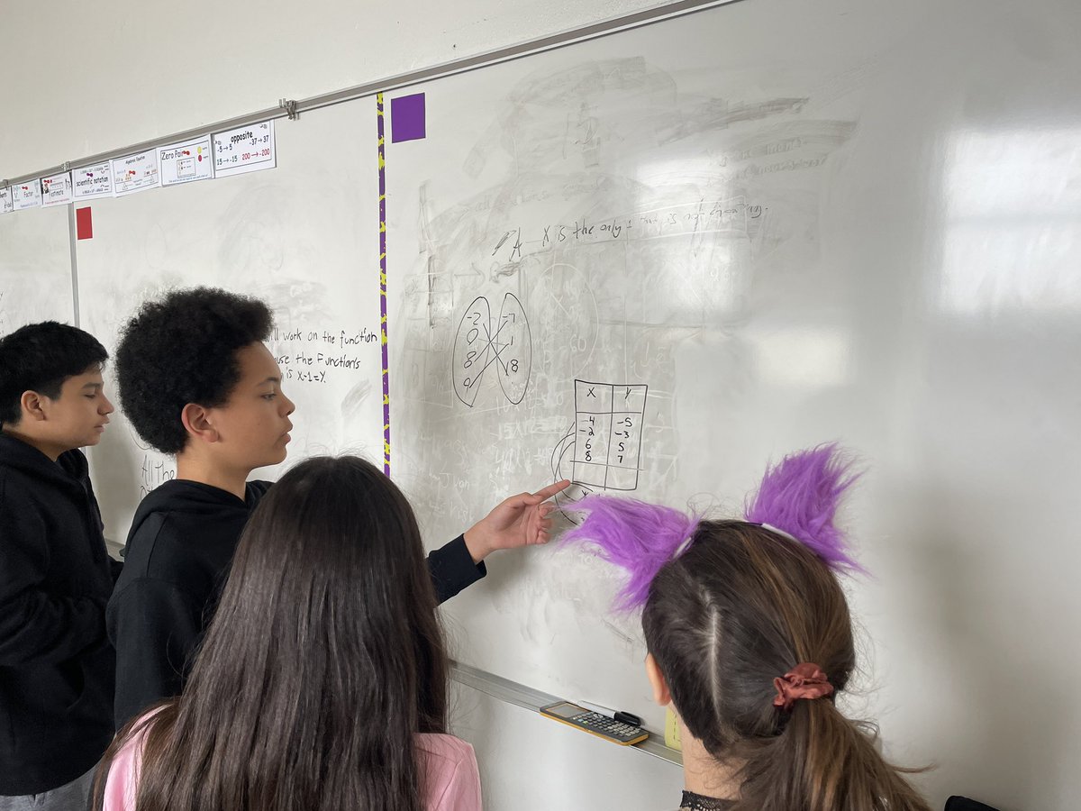 DirectoraMMR's tweet photo. @LivelyFalcons Building Thinking Classrooms in Math! You can see the wheels turning! Collaborating and problem solving in Ms. Rosado’s class @AustinISD @Secondary_AISD @AustinISD_STEM 🧠 https://t.co/cqWEu3b9gF