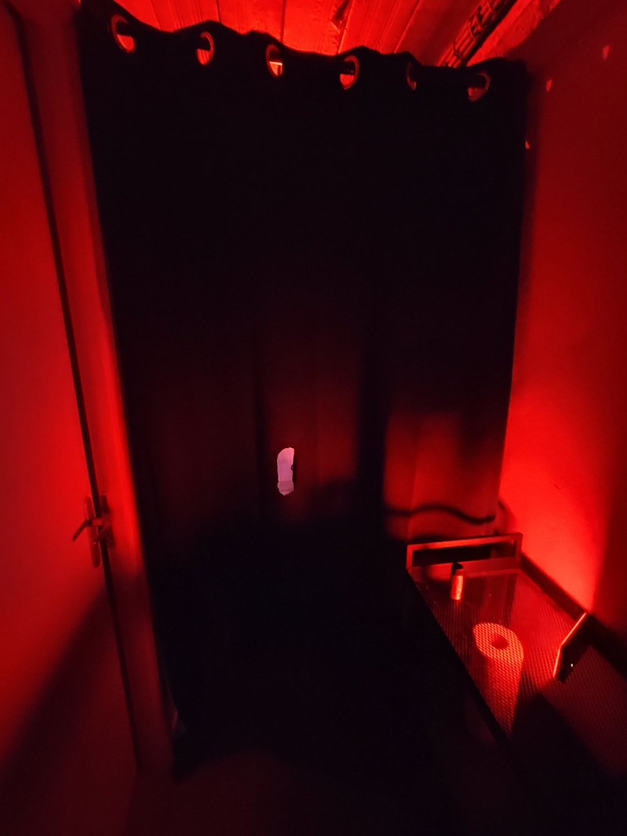 J'ai fait un petit gloryhole chez moi...
Lumière tamisée, musique en fond, et a dispo poppers, sopalin et un verre d'eau pour bien pomper 😈
Je devrais rajouter quoi selon vous ?