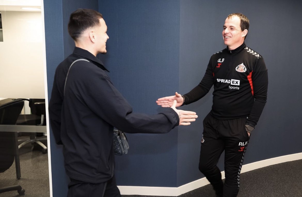 RejectedBook's tweet photo. Can tell they’re genuinely buzzing to see each other . . .
I can’t pick our best midfield now. Literally can’t.
#SAFC #LeFee #LeBris https://t.co/Pnp1POffg4
