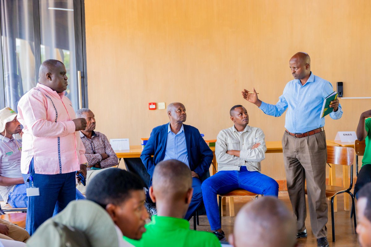 Rwanda Agriculture & Animal Resources Devpt Board (@rwandaagriboard) on Twitter photo Dr. <a href="/umflora/">Dr. Florence Uwamahoro</a> , DDG for Agriculture Development, officiated the 3rd Seed Industry Roundtable organized by @OneAcreFundRW & <a href="/RICA_Rwanda/">Rwanda Institute for Conservation Agriculture</a>. The meeting aims to provide technical guidance and shape both short- and long-term strategies essential for advancing Rda’s seed industry. Dr. <a href="/umflora/">Dr. Florence Uwamahoro</a> , DDG for Agriculture Development, officiated the 3rd Seed Industry Roundtable organized by @OneAcreFundRW & <a href="/RICA_Rwanda/">Rwanda Institute for Conservation Agriculture</a>. The meeting aims to provide technical guidance and shape both short- and long-term strategies essential for advancing Rda’s seed industry.