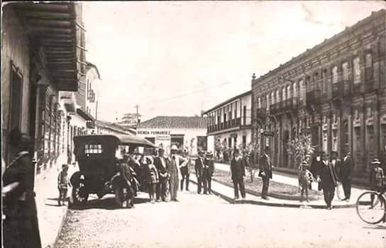 Un día cualquiera bajo el sol en Medellín. Década 1930. Hermosa foto que nos comparten nuestros amigos <a href="/mdeantano/">Medellín de antaño.</a>