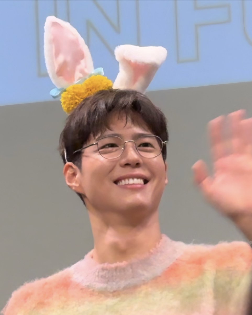 福岡サイン会から明日で１週間
いただいた幸運に心から感謝しています🥹

実は 私の不注意で『黄色のお花🌼と水色リボン🎀のウサ耳カチューシャ』を、サイン会会場ロビーに忘れてきてしまいました😭
もし、写真のウサ耳カチューシャをご存知の方がいらしたらご一報下さい🙏
よろしくお願いいたします🙇‍♂️