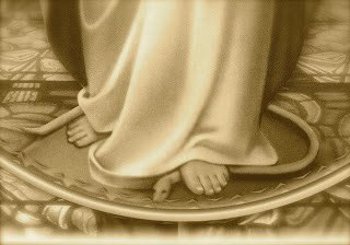 realCarola2Hope's tweet photo. No, no voy a dejar el tema de La Madre de Dios, como algunos me han pedido.

Hoy quiero recordarte algo profundo: la Virgen María es la *Mujer* mencionada en Génesis 3:15, donde Dios le dice a la serpiente:  

“Haré que haya enemistad entre ti y la mujer, entre tu descendencia y la suya. Ella te pisará la cabeza mientras tú herirás su talón.”  

Esta es la primera profecía de la redención, donde María, la Nueva Eva, juega un papel esencial. 

Así como Eva, al desobedecer, trajo el pecado al mundo, María, al aceptar el plan de Dios en la Anunciación, trajo al Salvador que derrotaría al pecado y a Satanás.  

Isaías también la anuncia:  
 “Una virgen concebirá y dará a luz un hijo, y lo llamarán Emmanuel” (Isaías 7:14; Mateo 1:23).  

Concebida sin pecado original (Inmaculada Concepción), María vivió en perfecta pureza y obediencia, diciendo: 

“Hágase en mí según tu palabra” (Lucas 1:38). Gracias a su "sí", nos dio a Jesús, El Salvador. 

María es la Mujer de Génesis, la Madre de Dios, la que aplasta la cabeza de la serpiente y cuyo ejemplo nos guía siempre hacia Cristo.