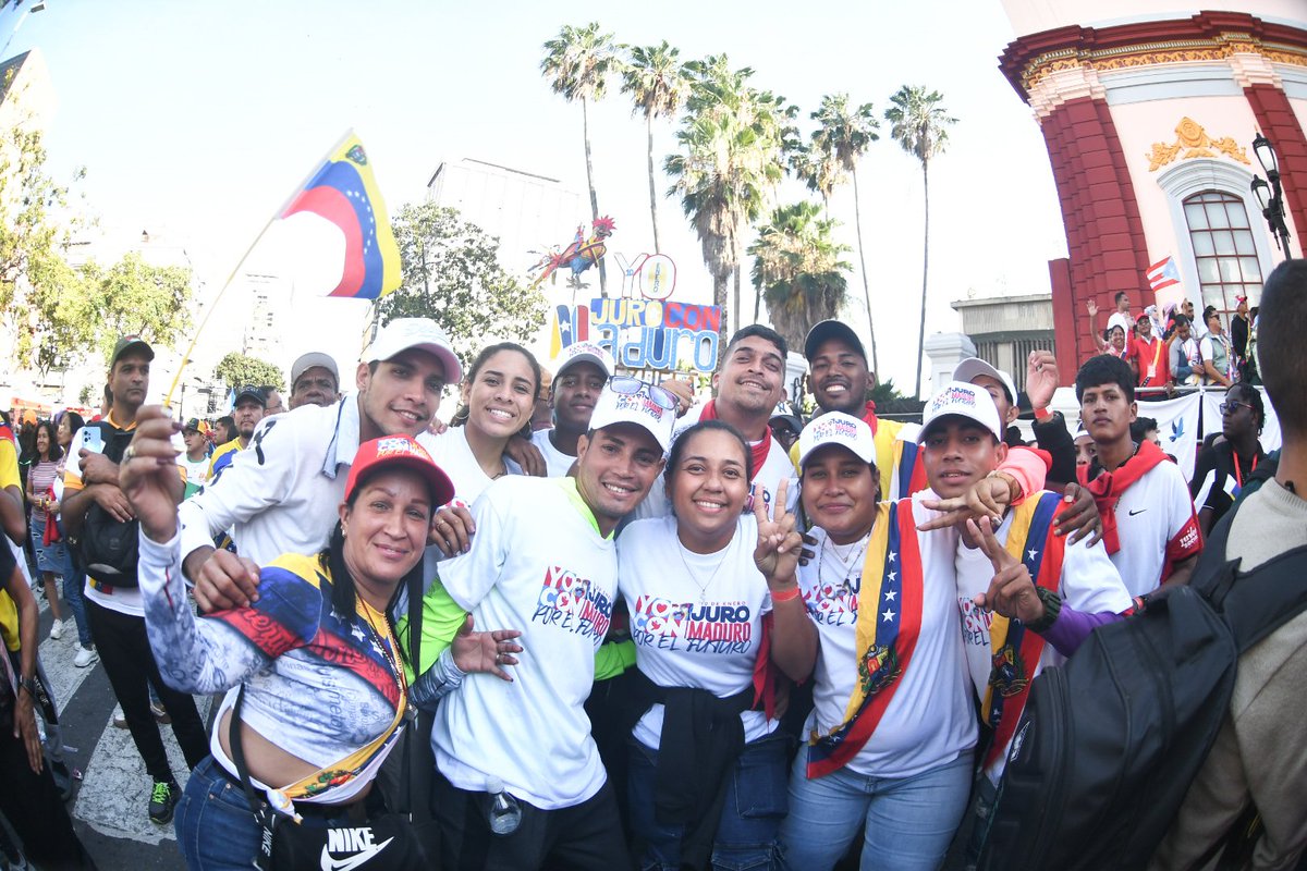 #Fotos 📸

Junto al pueblo en Miraflores 🇻🇪❤️

#YoJuroConMaduro