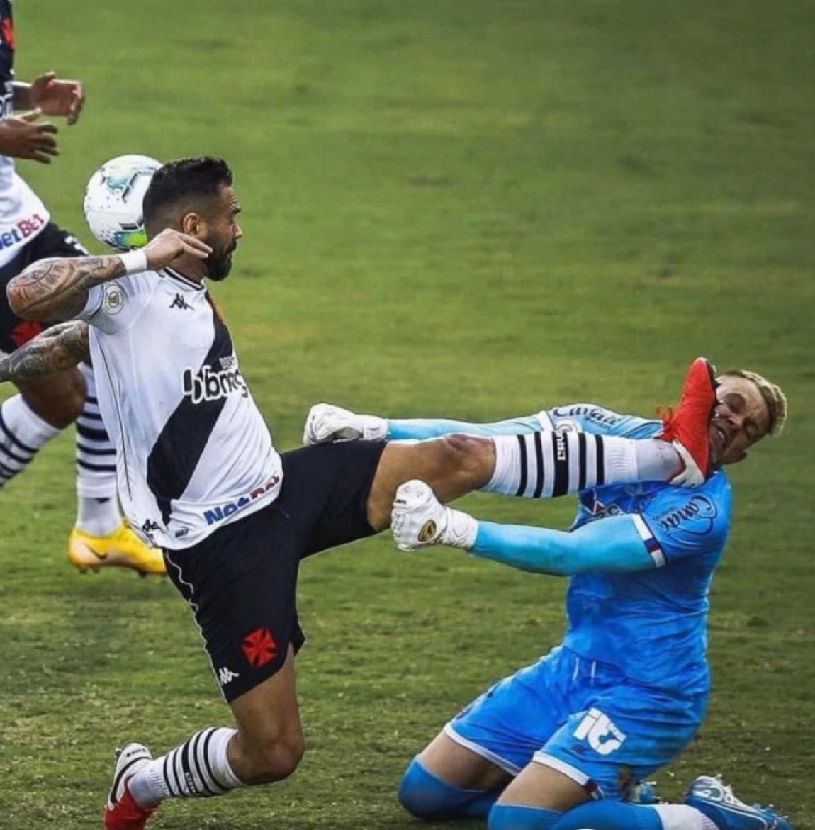 [ABRO HILO] 🧵 de las tarjetas rojas más VIOLENTAS y más INSÓLITAS de la historia del fútbol 🟥😳

Sigue abajo 👇