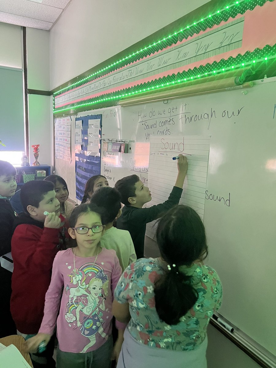 jriosd100's tweet photo. We were working hard today on what we know about light and sound! #hiawathapride https://t.co/jkbLHUDIVY