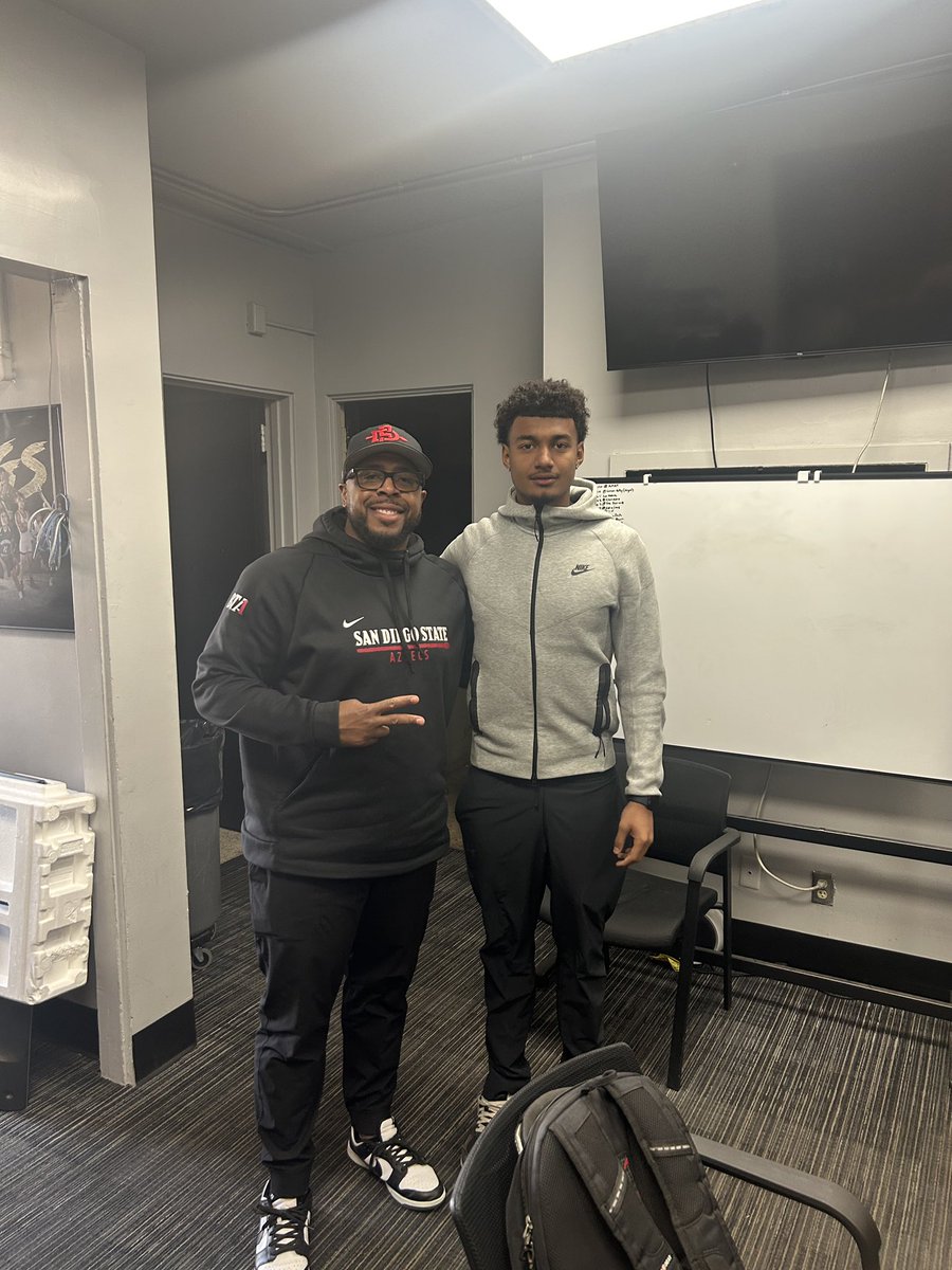 Great visit with <a href="/CoachSumlerSDSU/">Demetrius Sumler</a>! <a href="/NVfootball58/">Northview Football</a> <a href="/SilvaUSSSASoCal/">Silva</a> <a href="/a_hoopeerrrr/">🐎Hoopssdotcom🐎</a>