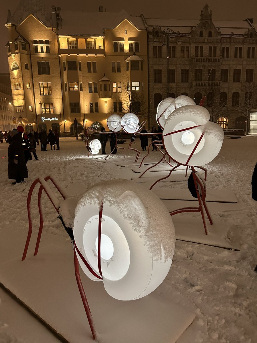 Allan Paldanius (@paldaal) on Twitter photo Tänään raikkaassa säässä kierros <a href="/luxhelsinki/">Lux Helsinki</a> -kohteissa. Joogaajia sää ei näyttänyt häiritsevän. Tänään raikkaassa säässä kierros <a href="/luxhelsinki/">Lux Helsinki</a> -kohteissa. Joogaajia sää ei näyttänyt häiritsevän.
