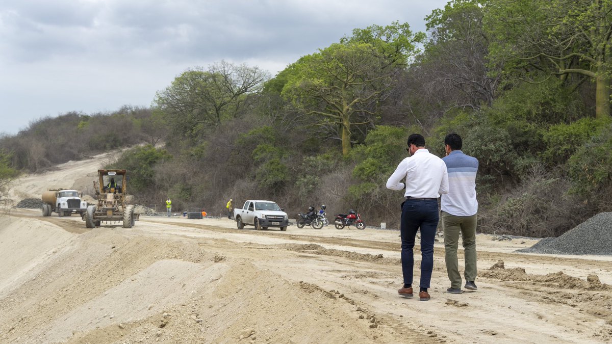 UTMManabi's tweet photo. Un 15% de avance lleva la Construcción de la Etapa I, de la vía perímetral en la matriz Portoviejo de la Universidad Técnica de Manabí, un nuevo eje vial que impulsará el crecimiento y desarrollo de nuestra universidad 🚧

#UTMUnidos https://t.co/tuo7ZdrEUz