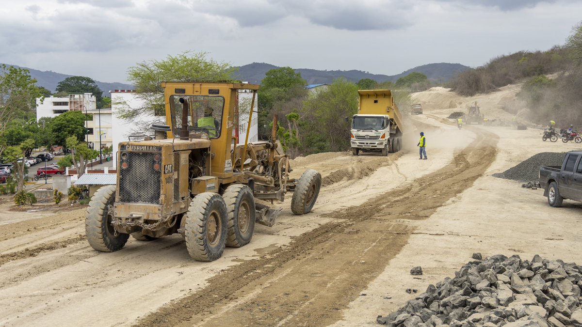 UTMManabi's tweet photo. Un 15% de avance lleva la Construcción de la Etapa I, de la vía perímetral en la matriz Portoviejo de la Universidad Técnica de Manabí, un nuevo eje vial que impulsará el crecimiento y desarrollo de nuestra universidad 🚧

#UTMUnidos https://t.co/tuo7ZdrEUz