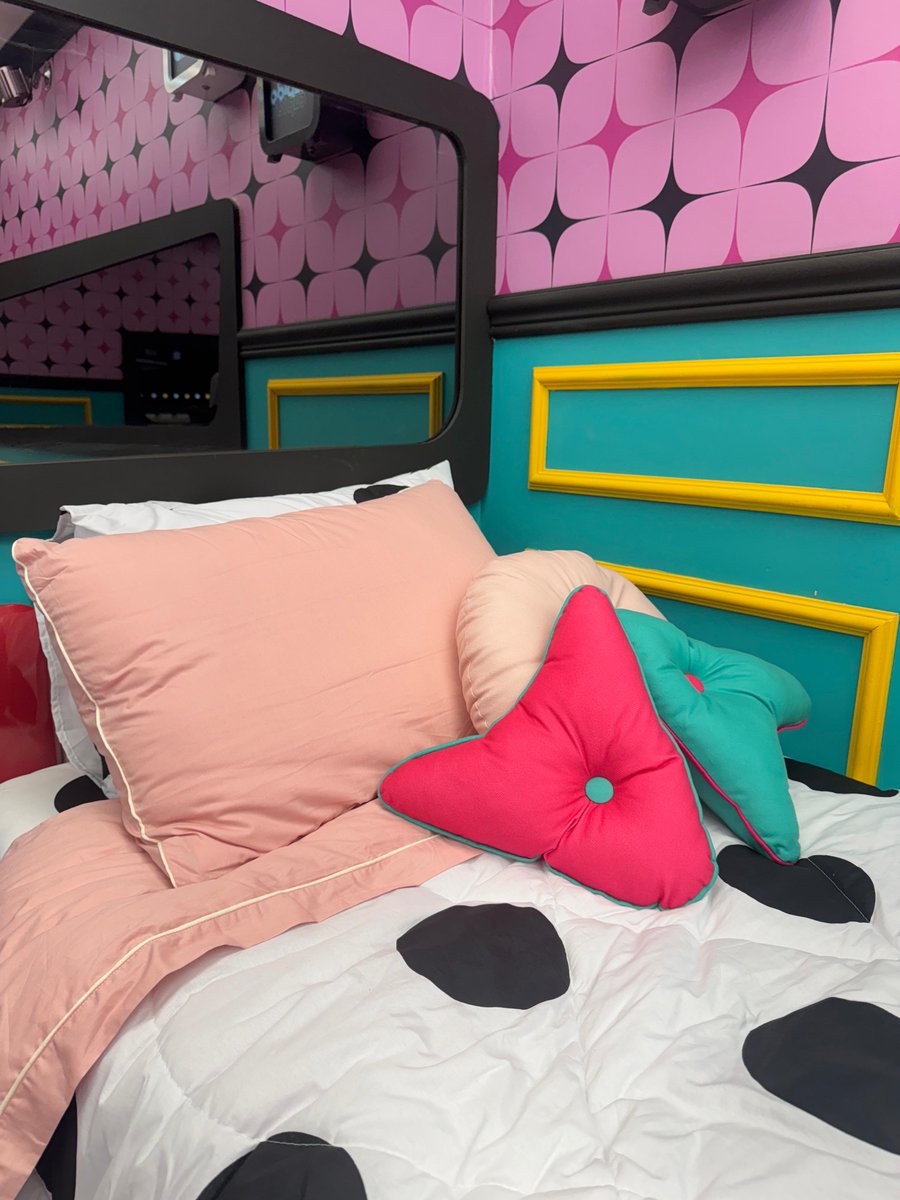 bbb's tweet photo. A decoração da casa é em homenagem aos 60 anos da @tvglobo! 😍 Conseguiu identificar seu programa favorito na casa do #BBB25? 📺 #EspiadinhaBBB #RedeBBB https://t.co/Ba1SEHGCLl