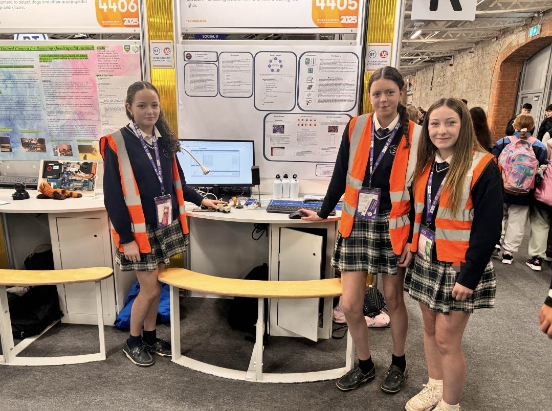 An-sult á bhaint ag Faye, Annabel &amp; Muireann as Sárthaispeántas @btyste 
A busy few days as they met with politicians, Gardaí, radio and print media, judges and interested members of the public.
Maith iad triúr, agus a múinteoirí Elaine &amp; Julia! #barrfeabhaissanoideachas #EolaíÓg