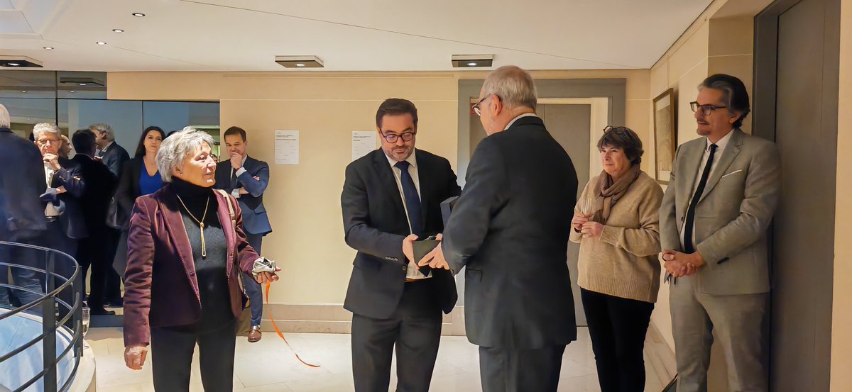 Témoignage remis par <a href="/GabrielBenesty/">Gabriel BENESTY</a> à <a href="/jcnegrevergne/">Jcnegrevergne</a> au nom de l'unca, des carpa et des institutions de la profession pour tout le travail accompli sous sa présidence. Il est chaleureusement applaudi.