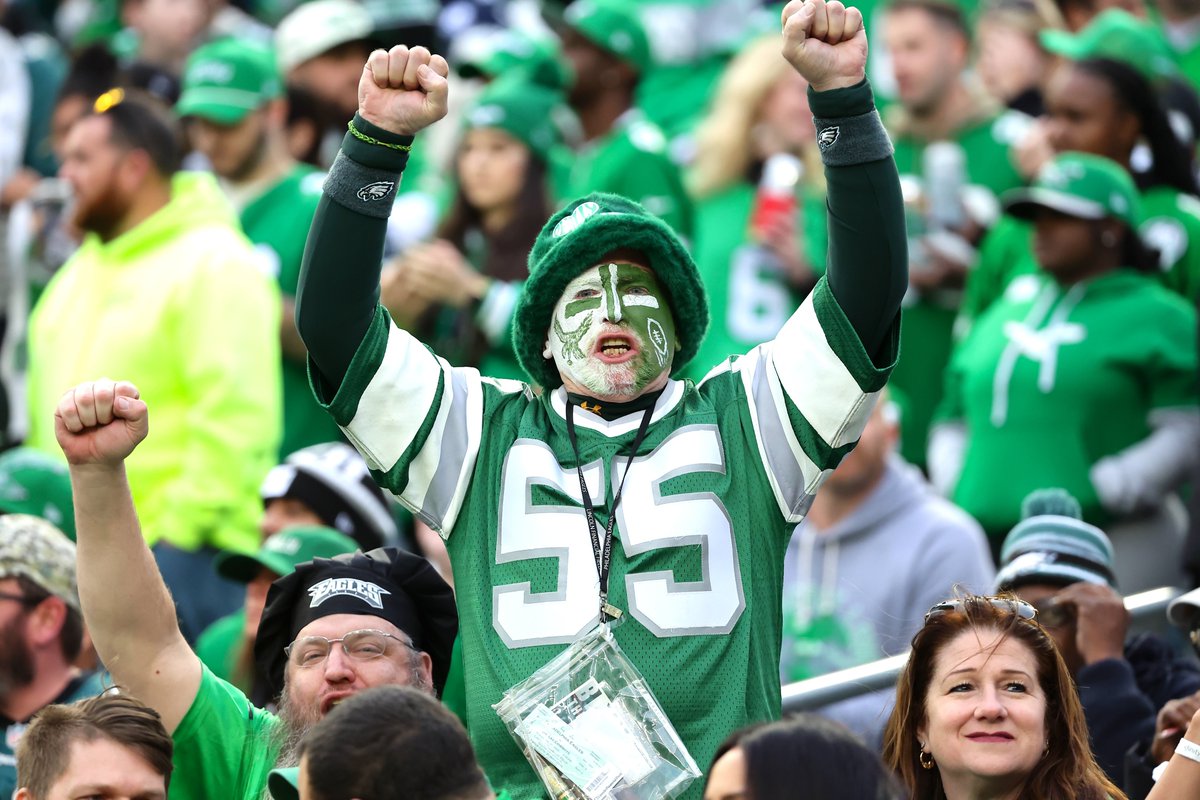 Eagles's tweet photo. Can't wait to see the World's Best Fans AT HOME during the playoffs 💚 https://t.co/6zuqlG3KC9