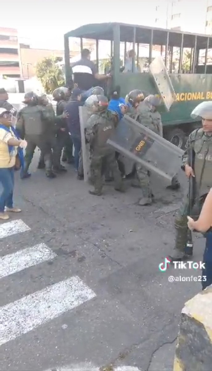#AlertaCNPZulia ¡Confirmado! Nuestro colega @leandroperiodista y @belises_salvador fueron detenidos arbitrariamente por la #GN ayer #9ene en la protesta pacífica (Plaza La República) de #Maracaibo. Exigimos su inmediata liberación y el cese de las agresiones a la prensa <a href="/cnpven/">cnpven</a>