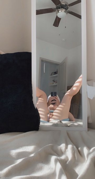 2 pic. Panties to the side ? https://t.co/cpFk9JsD3H
