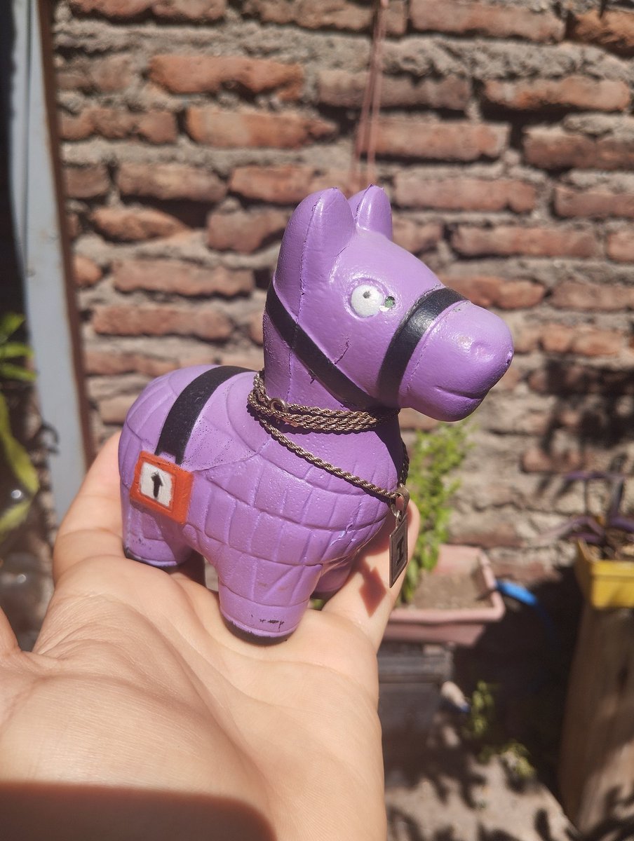 Mi primer peluche de un juego junto a la cadena de cuando terminé la escuela, 5 años ya ✨