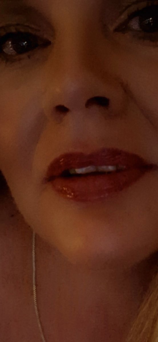 Kisses for the weekend...🥂
