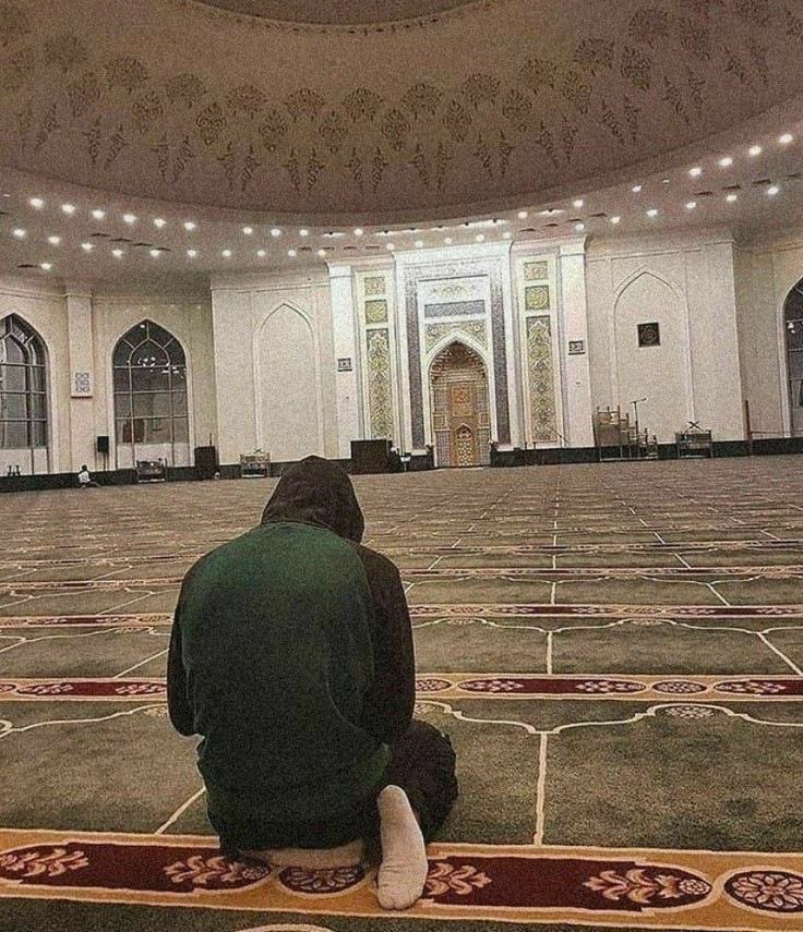 "إلىٰ رِحَابِكَ وَجَّهنَا رَكائِبَنَا 
وَ مَن سِوَاكَ إذَا اشتَدَّت نُنَادِيهِ! 
القَلبُ بالهَمِّ قَد ضَاقَت جَوَانِبُهُ 
وَ أنتَ يَا رَبِّ أدرَىٰ بالَّذِي فِيهِ!"