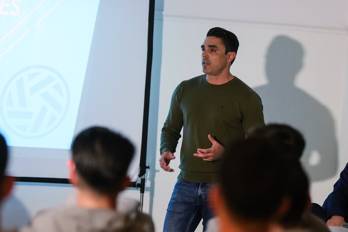 ⚽️📸 Jornada intensa en #SesionesAFE.

🏃Entrenamiento.
🍎 Charla sobre nutrición impartida por <a href="/chano2213/">chano ⚽️⚽️</a>.
👨🏻‍⚖️ Charla jurídica de nuestro abogado Antonio Cañadas.