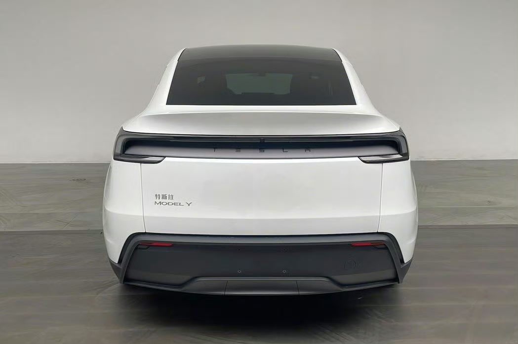 La involución de Tesla con el "nuevo" Model Y un frontal que copia a una marca china, la misma batería, sin tecnología de carga de 800v, una palanca en lugar de dos y la trasera más espantosa construida en años 🤣🤣 Ni Apple trae tan pocos cambios con los nuevos iPhone