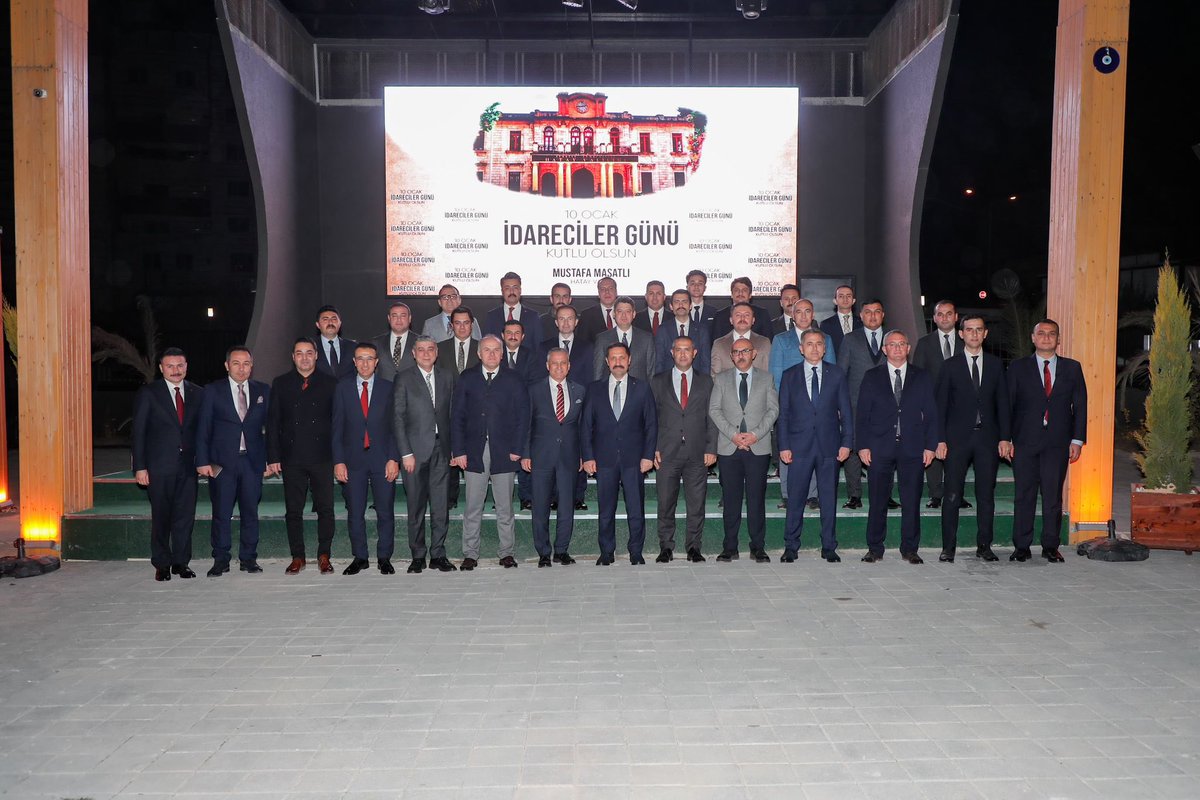 📌 Valimiz Mustafa MASATLI, 10 Ocak İdareciler Günü münasebetiyle Hatay Kültür Sanat Çarşımızda Valiliğimizce tertiplenen programda Mülki İdare Amirlerimizle bir araya geldi.

📌 İdarecilerimizin, Devletimizin halkla buluştuğu noktada görev alarak kamu hizmetlerinin etkin ve adil