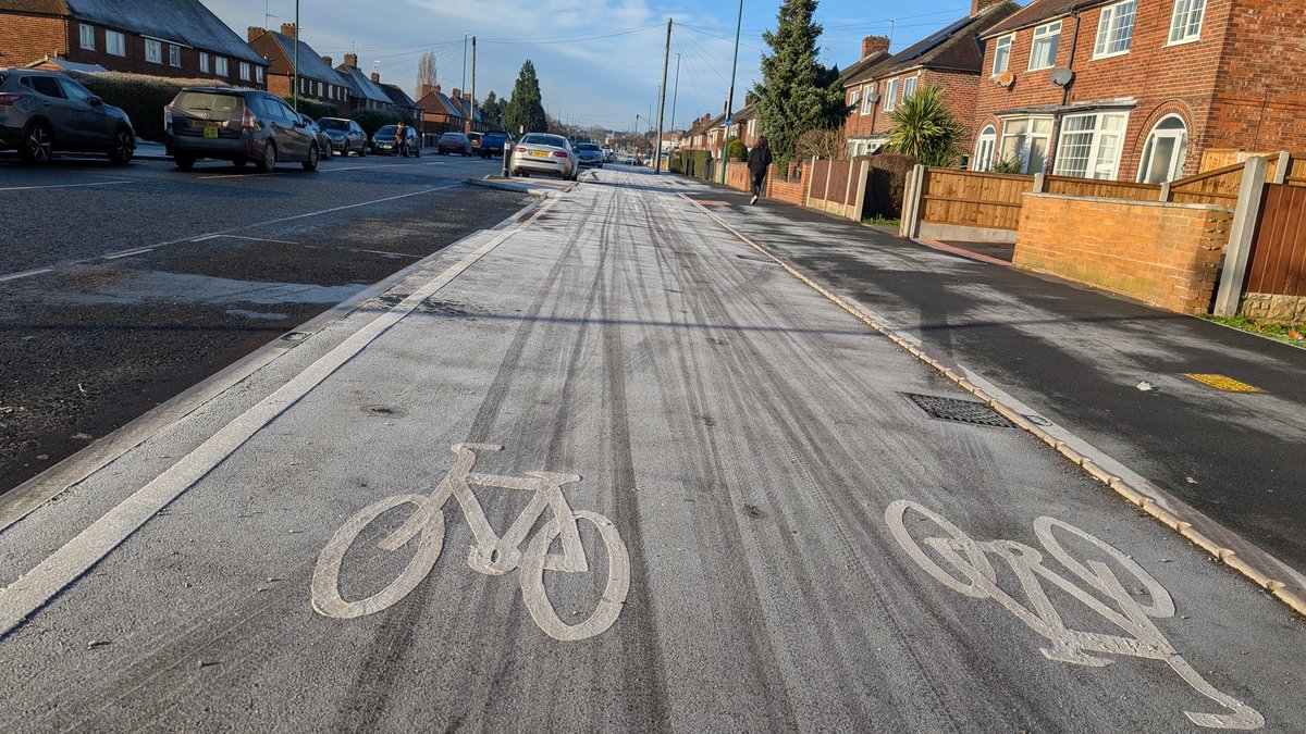 samuelshoesmith's tweet image. And they say people don't cycle when it's icy!  Look at this.  Using the cycle infrastructure on Beechdale Road this morning.  #cyclelane #cycleinfrastructure #nottingham
