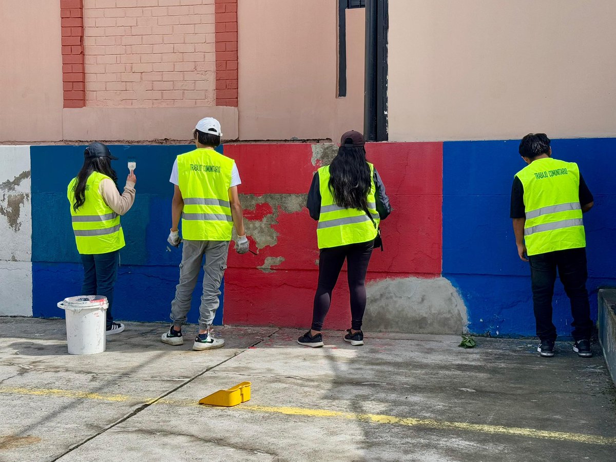 zonaeloyalfaro's tweet photo. 👉#QuitoRenace | En coordinación con la @amcquito, la cuadrilla de la zonal y ciudadanos infractores realizaron una minga para pintar y limpiar el patio de la  casa comunal en el sector de La Santiago, parroquia Chilibulo. https://t.co/twP6XleIN7