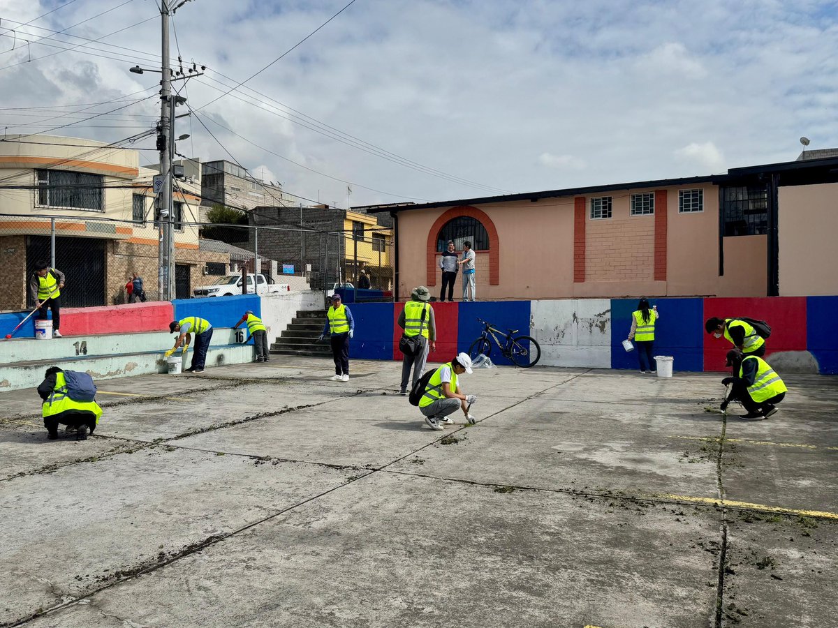 zonaeloyalfaro's tweet photo. 👉#QuitoRenace | En coordinación con la @amcquito, la cuadrilla de la zonal y ciudadanos infractores realizaron una minga para pintar y limpiar el patio de la  casa comunal en el sector de La Santiago, parroquia Chilibulo. https://t.co/twP6XleIN7