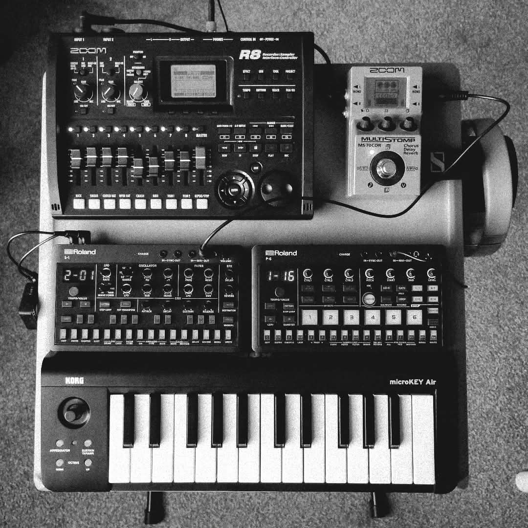 Current streamlined DOOMLODE setup. Fully portable (well, moveable) and battery powered. Guess I need to finally resume working on that second LP now ☢️

(See alt text for gear list)