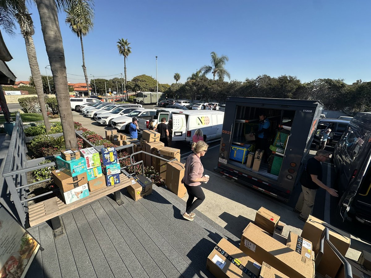 LaurenGruel's tweet photo. 100s of boxes being delivered and 100s already on their way. Thank you thank thank YOU! @LADreamCenter https://t.co/uCdlmyrLYk