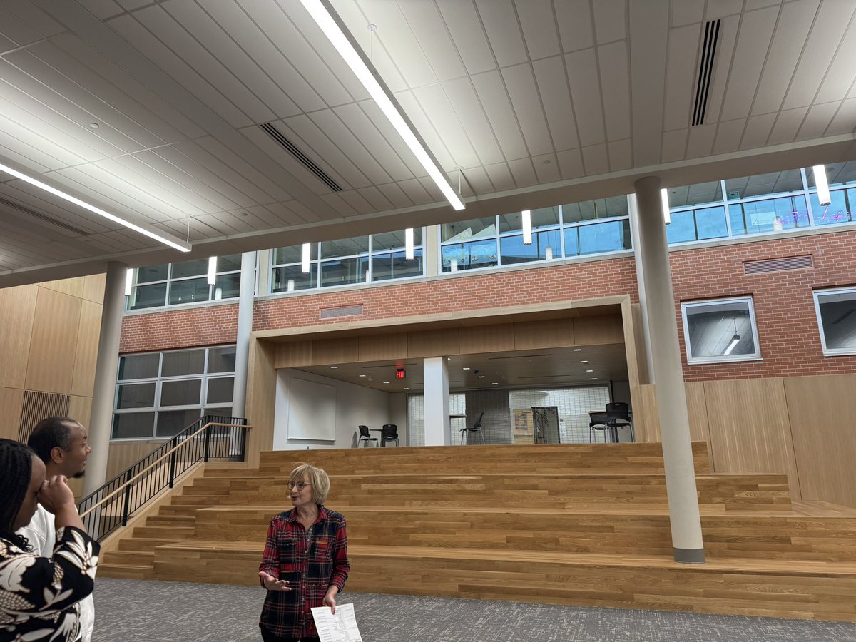 Nadia_Mohameds's tweet image. Stopped by my old high school with @mplsfoundation to talk about the amazing @SLPublicSchools career pathways! So proud of the work being done to prepare our students for the real world 👏🏾
Huge shoutout to SLP High School 🧡