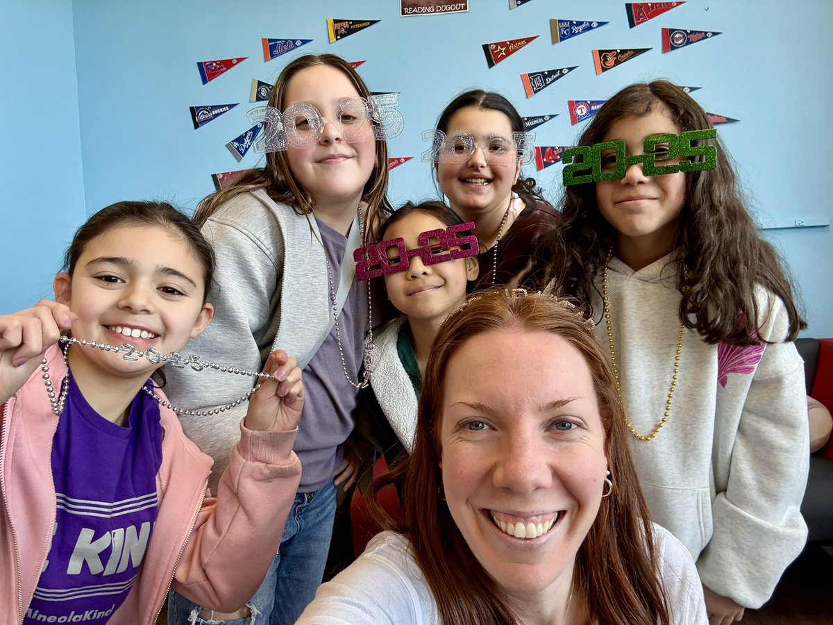 Allabouttheyet's tweet image. Ringing in the New Year @MineolaMS! Happy 2️⃣0️⃣2️⃣5️⃣! 🥳 #MineolaProud