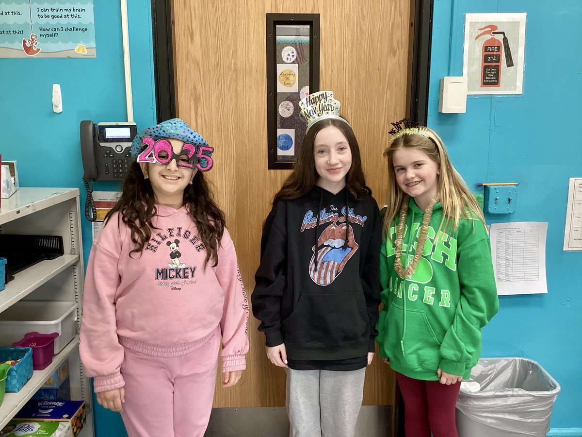 Allabouttheyet's tweet image. Ringing in the New Year @MineolaMS! Happy 2️⃣0️⃣2️⃣5️⃣! 🥳 #MineolaProud