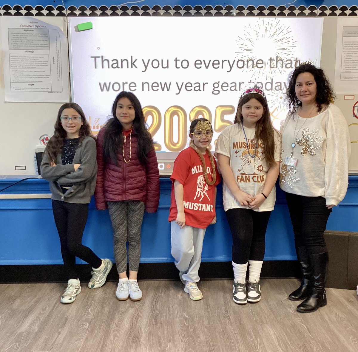 Allabouttheyet's tweet image. Ringing in the New Year @MineolaMS! Happy 2️⃣0️⃣2️⃣5️⃣! 🥳 #MineolaProud